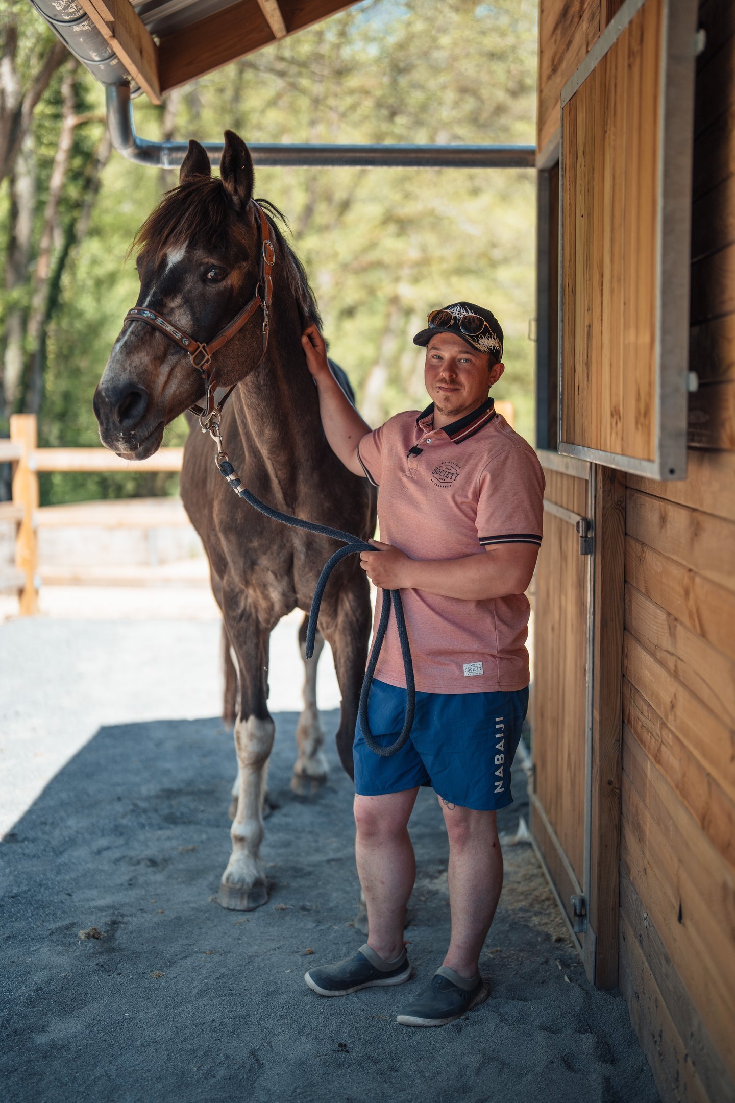Cavalière en exercice à pied avec son cheval - équitation éthologique aux Écuries du Triffoy
