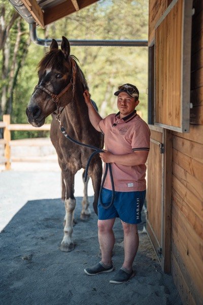 Membre de l'équipe en action avec un cheval