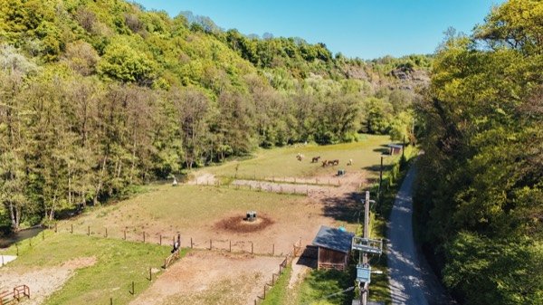 Vue drone des prés et bâtiments des Écuries du Triffoy